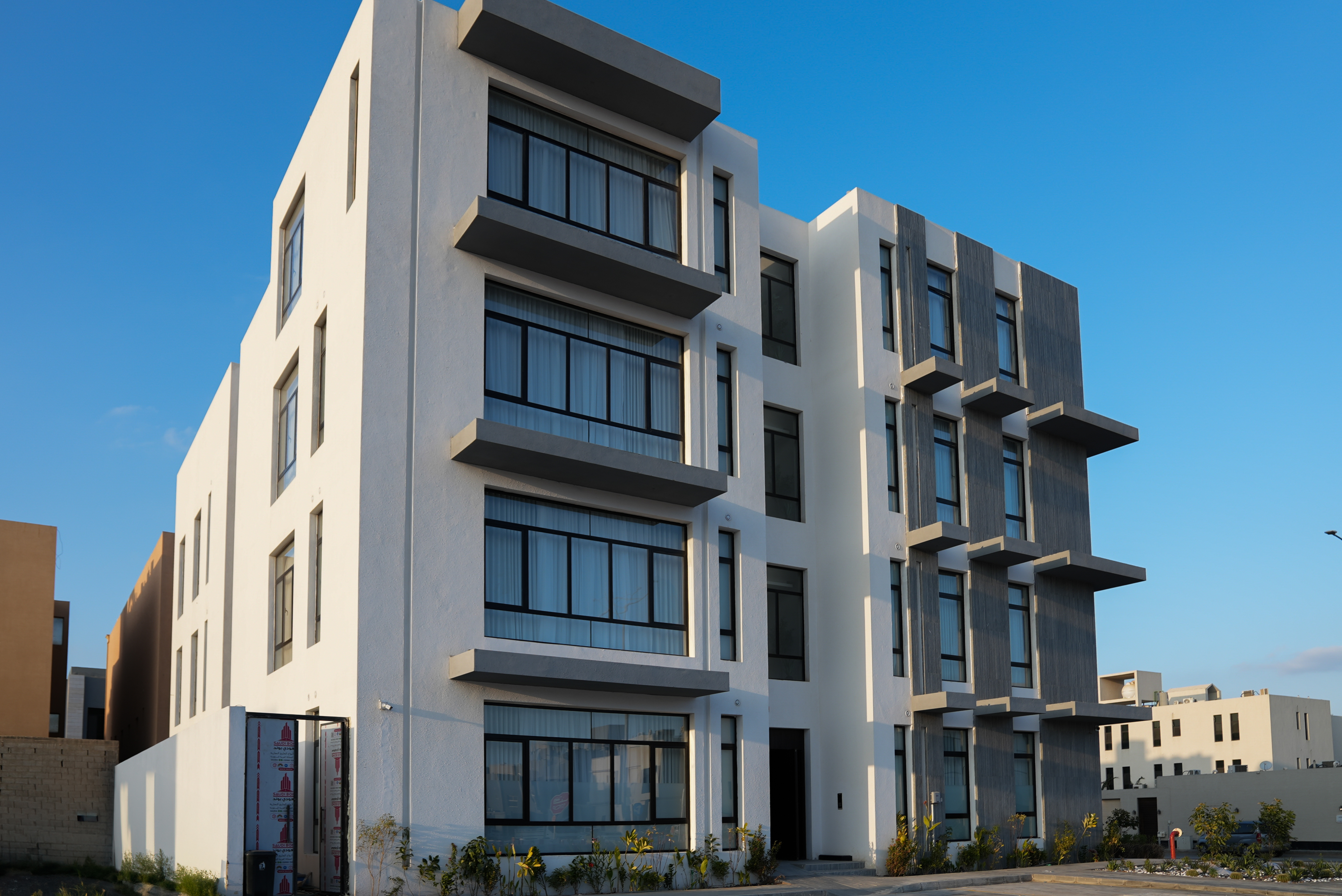 فندق نماء المدن بحي النرجس من الحفر للانشاء للتشطيبات للفرش من اعمالنا بفضل الله